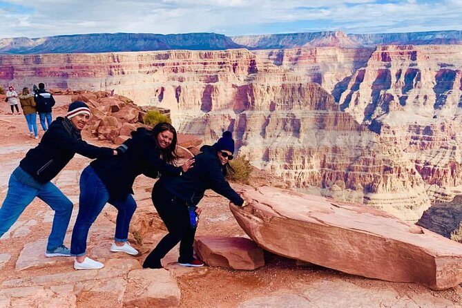 Grand Canyon Tour in Spanish with Skywalk and Hoover Dam included - Lake Mead: Quick Views of Water for Las Vegas